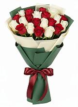 Букет Микс из красных и белых роз в Анастасиевской