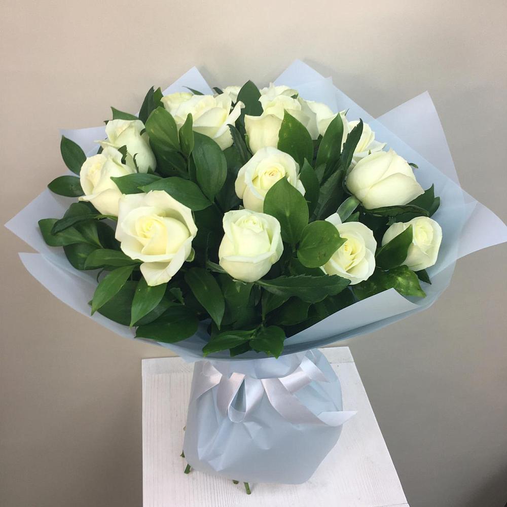 Букет 15 Белых роз Проуд в Анастасиевской
