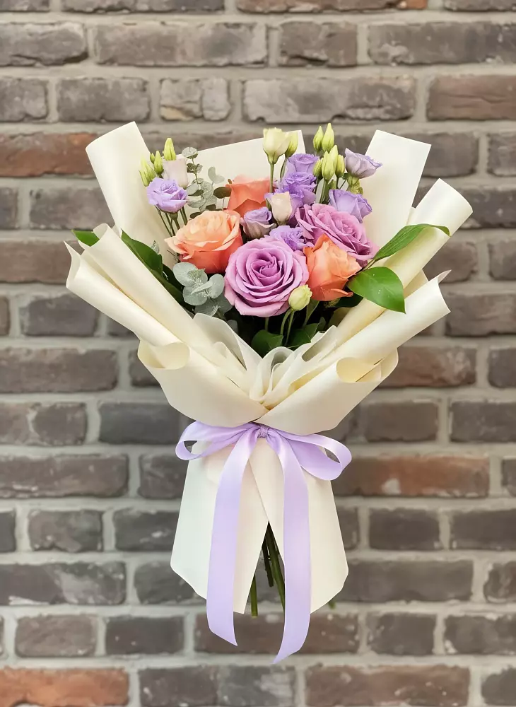 Букет цветов из: Лизиантусы и Розы в Анастасиевской