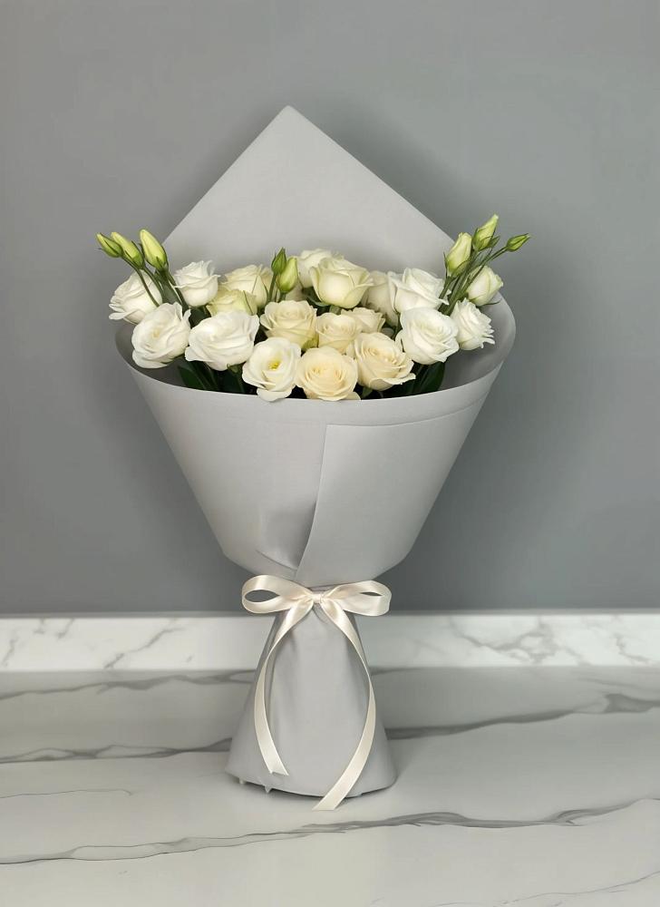 Букет цветов из: Розы и Лизиантусы в Анастасиевской