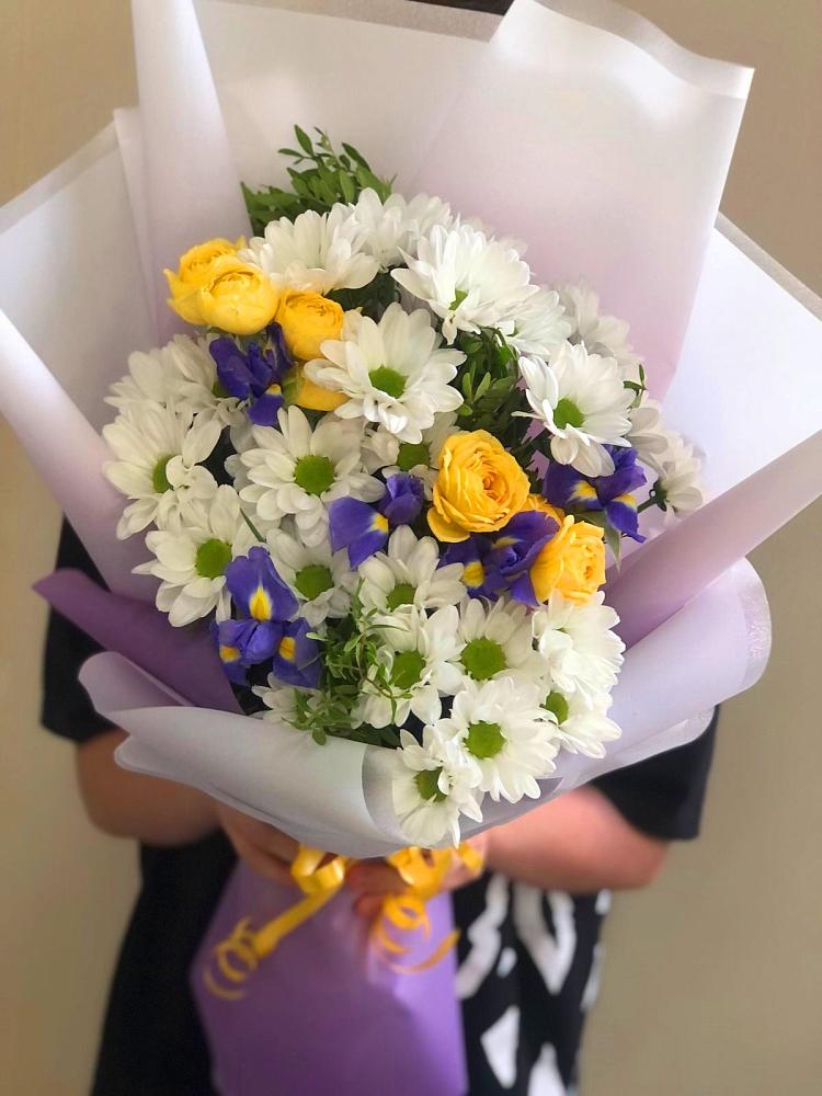 Букет цветов из: Ирисы, Хризантемы и Розы в Анастасиевской