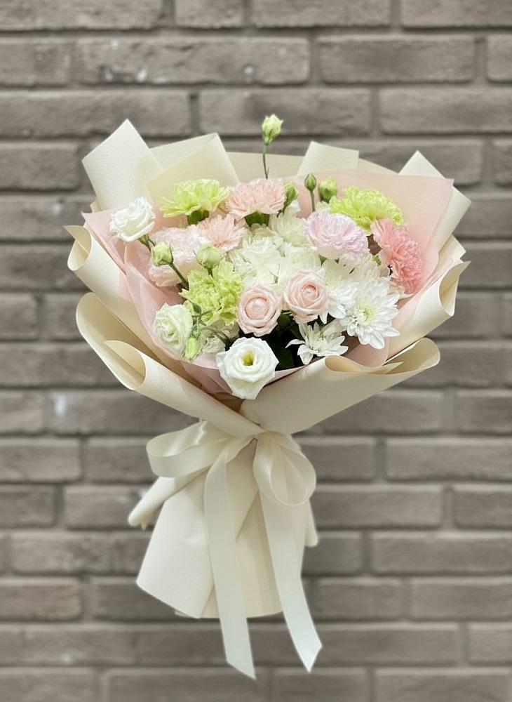 Букет цветов из: Гвоздики, Розы, Лизиантусы и Хризантемы в Анастасиевской