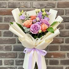 Букет цветов из:  Лизиантусы и Розы в Анастасиевской