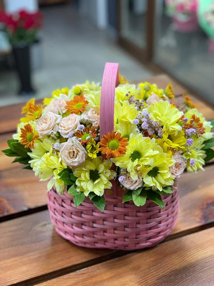 Цветочная композиция из Хризантемы и Розы в корзине в Анастасиевской