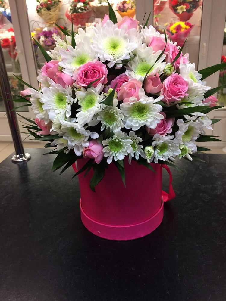 Цветочная композиция из Розы и Хризантемы в шляпной коробке в Анастасиевской