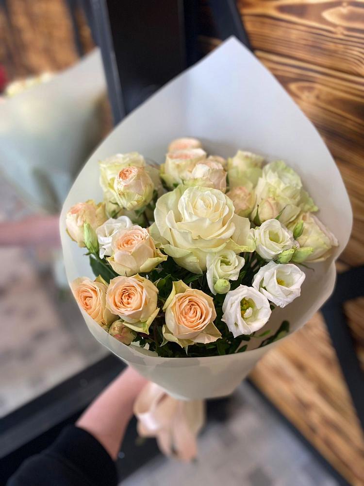 Букет цветов из: Розы и Лизиантусы в Анастасиевской